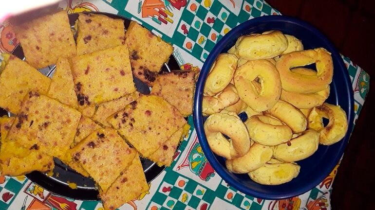 La tradicional sopa paraguaya y la chipa no pudieron faltar en el festival de comidas de típicas.