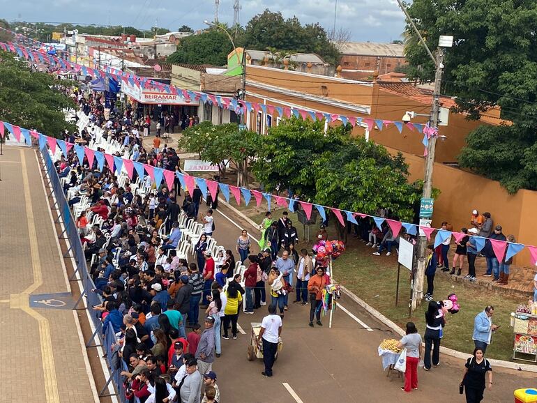 Parte de la multitud que llegó hasta la avenida Pinedo para observar el tradicional desfile en la capital del primer departamento. 