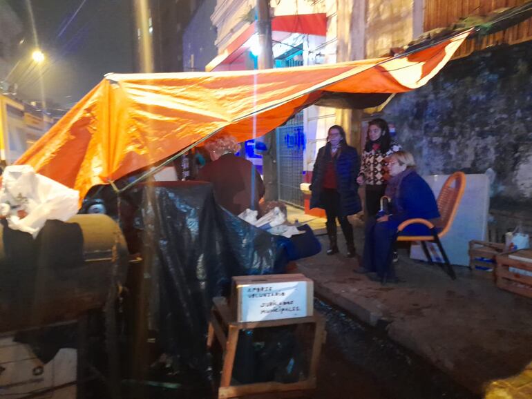 Manifestantes estuvieron frente a la Caja de Jubilaciones y Pensiones del Personal Municipal frente al incendio.