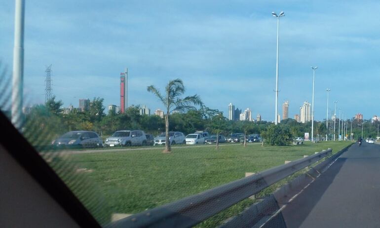 Congestión vehicular en la avenida Costanera, a raíz del bloqueo de indígenas en Artigas.