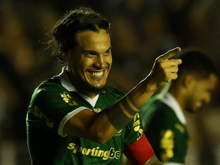 El paraguayo Gustavo Gómez, futbolista de Palmeiras, celebra un gol en el partido frente a Inter de Limeira por la novena fecha del Estadual Paulista.