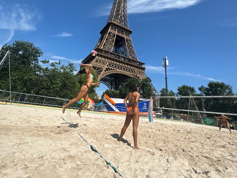 El Team Paraguay de Vóley de playa femenino en los Juegos Olímpicos París 2024.