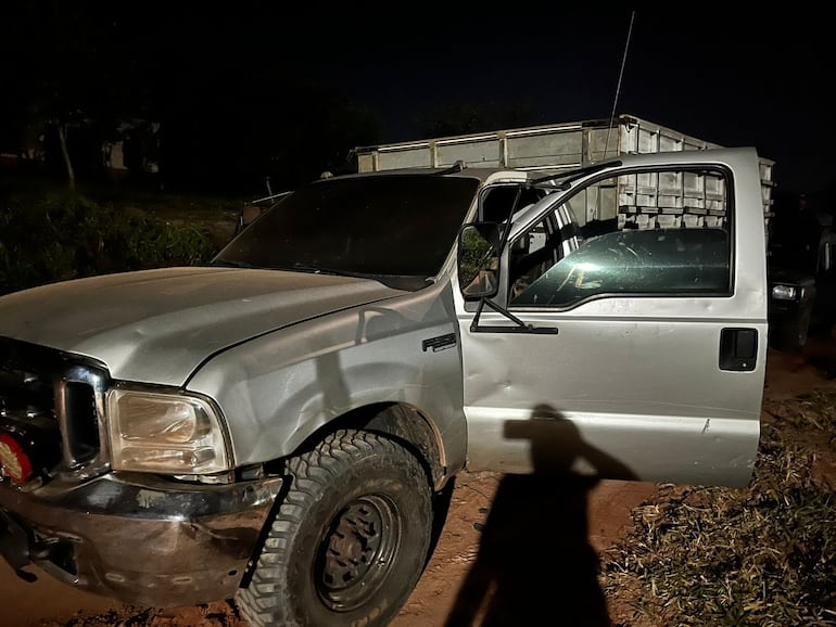 La camioneta en la que se encontraban los sospechosos fue abandonada con el conductor herido.