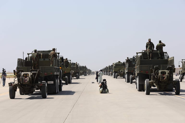 Bagram, Afganistán.  Personal de seguridad celebra el aniversario de la salida de la coalición occidental de su tierra. 