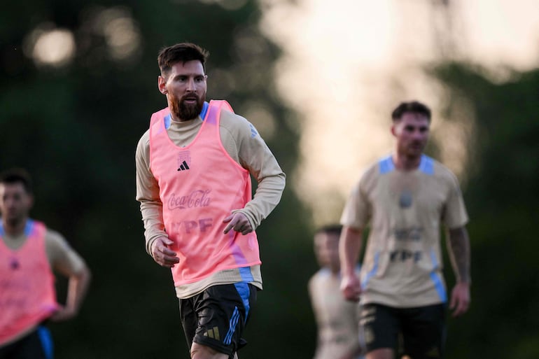 Lionel Messi, futbolista de la selección de Argentina, en el entrenamiento del plantel en el Predio Lionel Andrés Messi en Ezeiza, en Argentina.