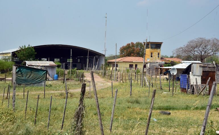La ocupación del aeropuerto de Villa Hayes, ubicado en el predio del Ministerio de Defensa, en la finca
916 de Remansito.