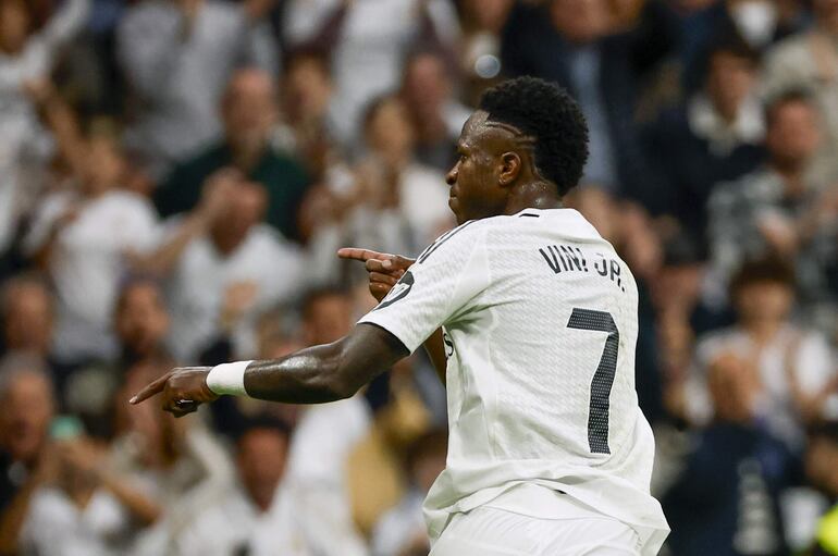 El brasileño Vinicius Junior, jugador del Real Madrid, celebra un gol en el partido frente a Osasuna por la fecha 13 de LaLiga en el estadio Santiago Bernabéu, en Madrid, España.
