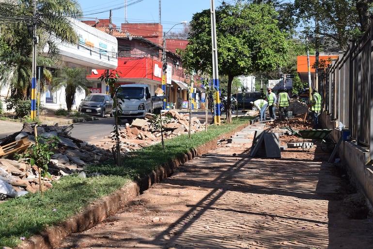 La vereda que rodea al santuario de Luque fue hecha hace muchos años con el aporte de los feligreses y hoy lamenta su destrucción.