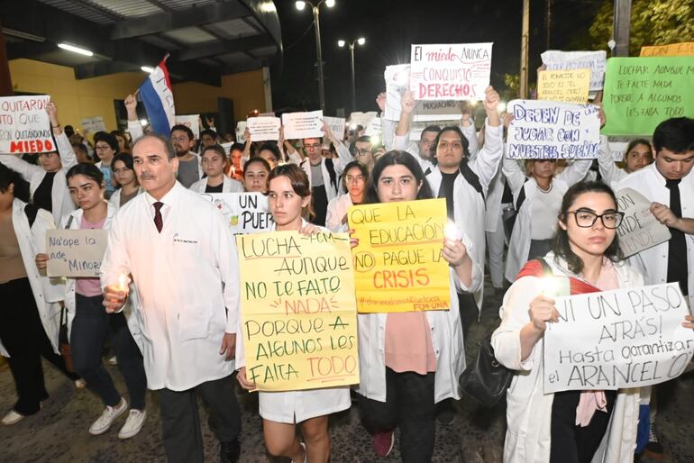 Desde la Facultad de Medina UNA desconocieron supuesto acuerdo con el gobierno y calificaron de traidores a miembros del Consejo Superior Universitario que participaron de conferencia en Mburuvicha Róga.