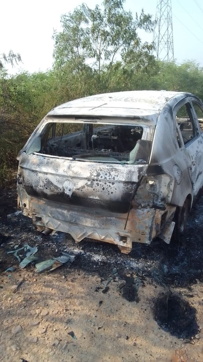 El automóvil Volkswagen Gol blanco usado por los presuntos sicarios para su movilización fue encontrado esta mañana, tras ser incinerado.