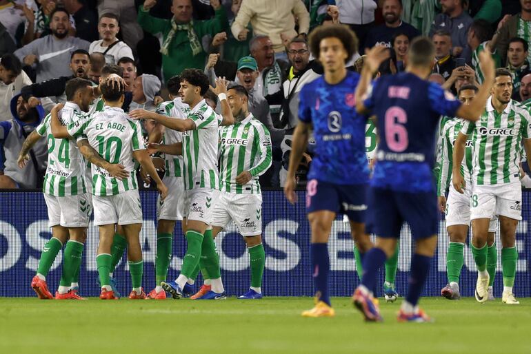 Los jugadores del Betis celebran el primer y único gol del encuentro correspondiente a la jornada 11 de Laliga EA Sports que han disputado hoy domingo Betis y Atlético de Madrid en el estadio Benito Villamarin, en Sevilla.