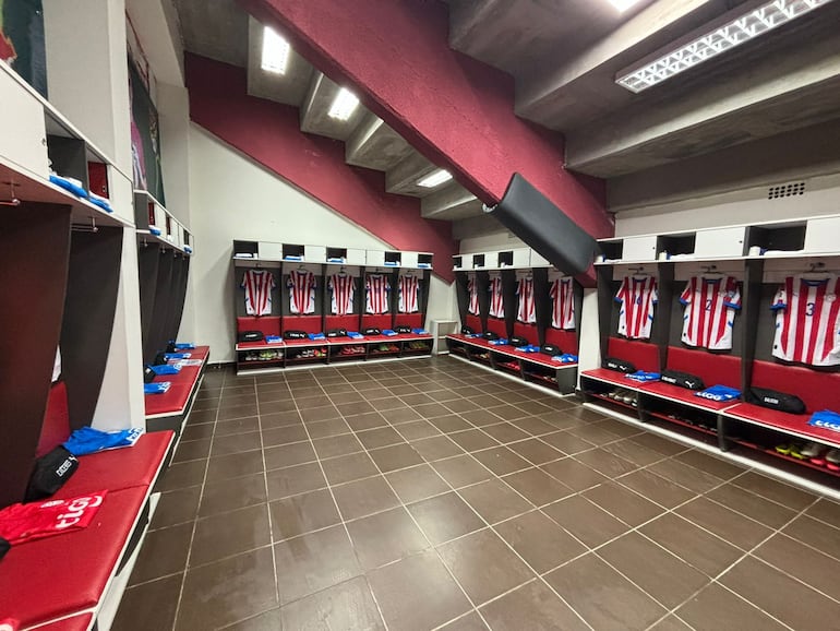 El vestuario visitante del estadio Municipal de El Alto a la espera de la selección de Paraguay.