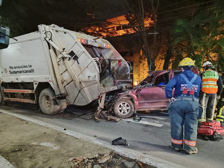 Un joven a bordo de una camioneta chocó contra un camión recolector de basuras esta madrugada, sobre la avenida Mariscal López.