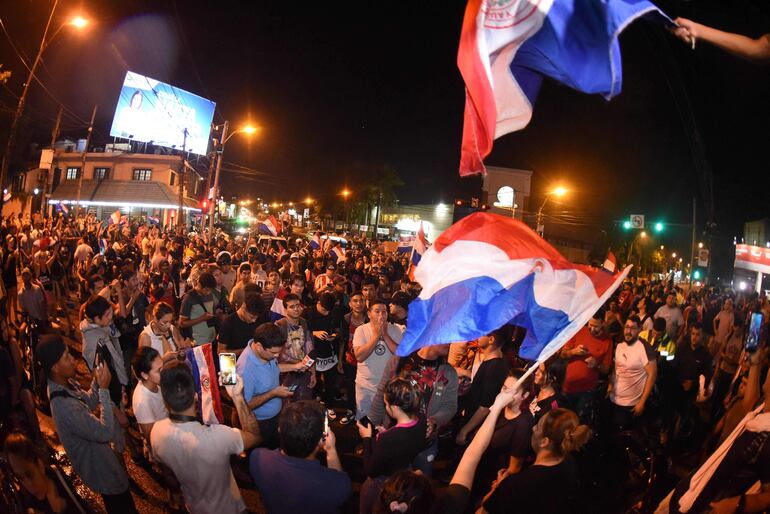 Fotografía de archivo: seguidores de Paraguayo Cubas manifestándose en los alrededores del TSJE. 