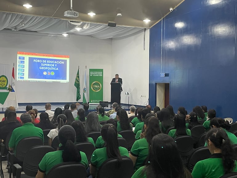 Participantes de foro. Desarrollar actividades académicas con rigor científico en el Chaco Paraguayo es fundamental para impulsar y solidificar el progreso de la región.