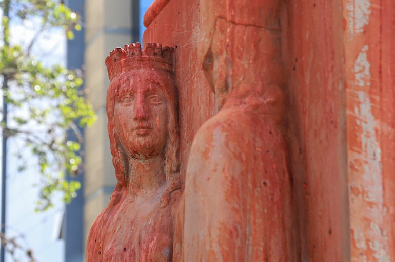 Detalle de la estatua de Isabel la Católica luego de ser pintada por el colectivo feminista de Bolivia Mujeres Creando este sábado, en la ciudad de La Paz (Bolivia). El colectivo realizó una "intervención" en la estatua de Isabel la Católica y dejó mensajes en rechazo al colonialismo y a "la conquista".