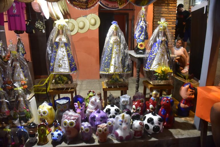 Las imágenes de la Virgen de Caacupé son los artículos más apreciados por los peregrinos durante todo el año. 