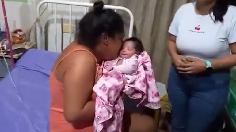 Video: recién nacida robada en Paraguarí es devuelta a su madre tras horas de angustia