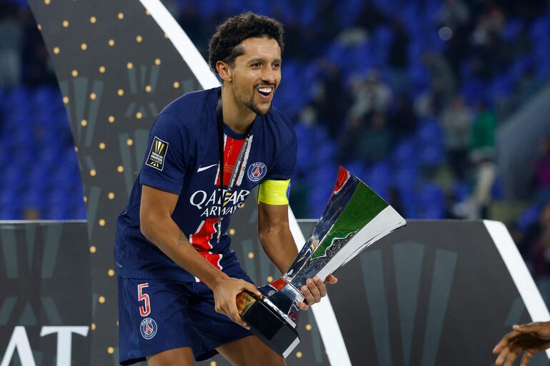 Paris Saint-Germain's Brazilian defender #05 Marquinhos celebrates with the trophy after winning the French Champions' Trophy (Trophee des Champions) final football match between Paris Saint-Germain (PSG) and AS Monaco (ASM) at the Stadium 974 in Doha on January 5, 2025. (Photo by KARIM JAAFAR / AFP)