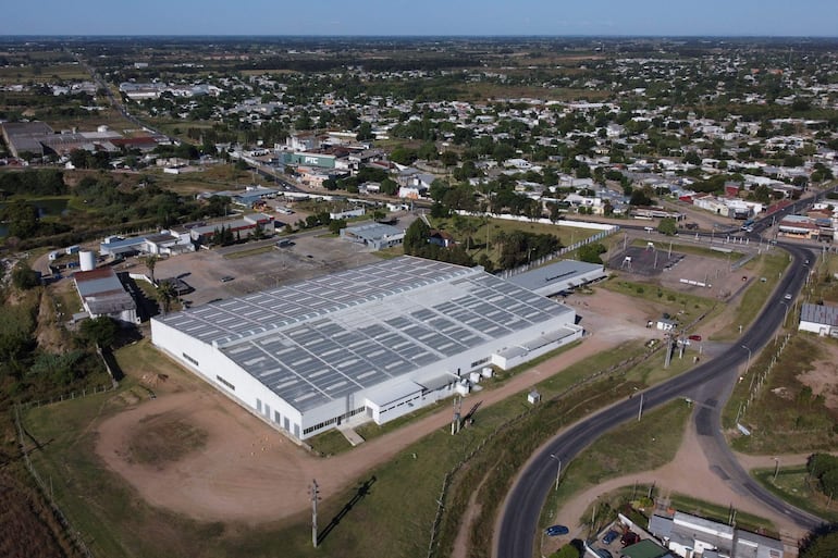 Vista de la fábrica japonesa Yazaki en las Piedras, departamento de Canelones, Uruguay. La multinacional japonesa Yazaki, fabricante de componentes para la industria automotriz, anunció el cierre de sus dos plantas en Uruguay y el traslado de sus operaciones a Argentina y Paraguay, citando problemas de competitividad y medidas sindicales adversas.