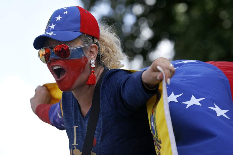 Una mujer asiste a una protesta en rechazo a los resultados oficiales de las elecciones presidenciales en Venezuela, este sábado en Caracas.