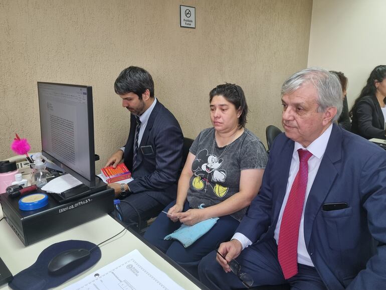 Alicia Beatriz López Lugo, acompañada de sus abogados, durante su audiencia ante el juez Osmar Legal.