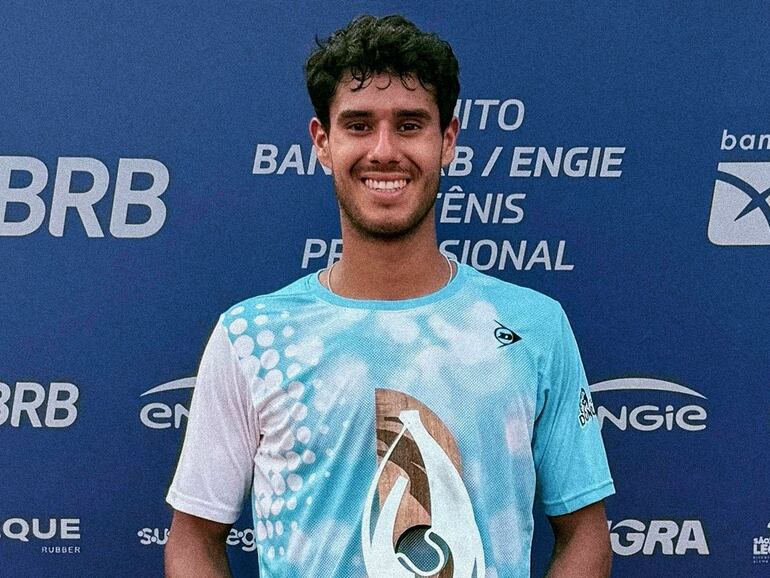 El paraguayo Adolfo Daniel Vallejo con el trofeo de campeón del ATP Challenger en Sao Leopoldo, en Brasil.