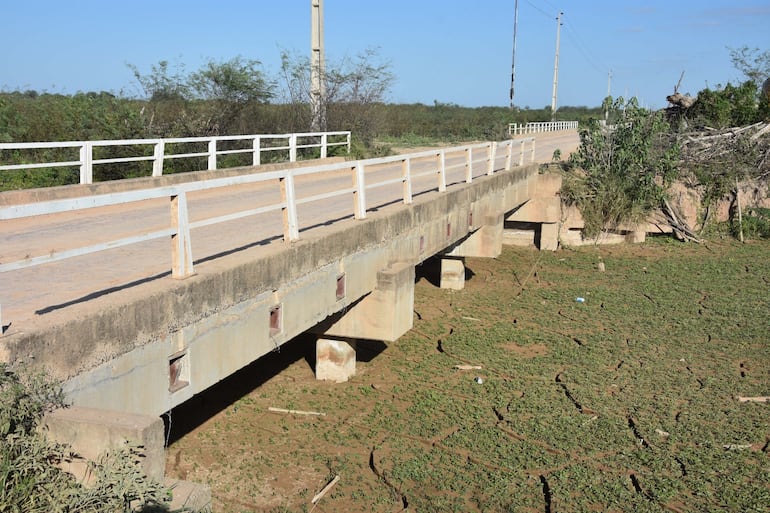 Colmatación del cauce que llega a Gral. Díaz. Un año más y el arena estará en el nivel del suelo, alcanzando el puente.