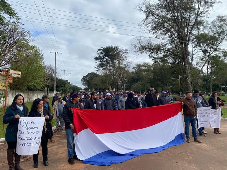 Los miembros de la comunidad educativa de Itakyry rechazan el manoseo político de la supervisión distrital.