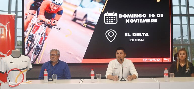 Aníbal Zelada, Horacio Pereira y Sophia Ortiz durante el lanzamiento de Duatlón Toyota 2024.