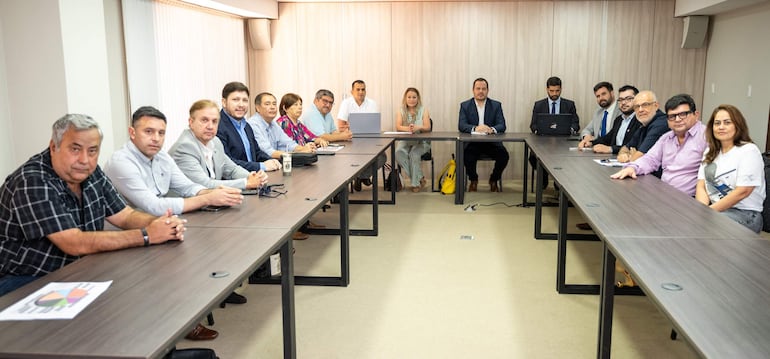 Representantes de las distintas empresas que forman parte del Gremio de Alimentación Escolar del Paraguay (GAEPY).