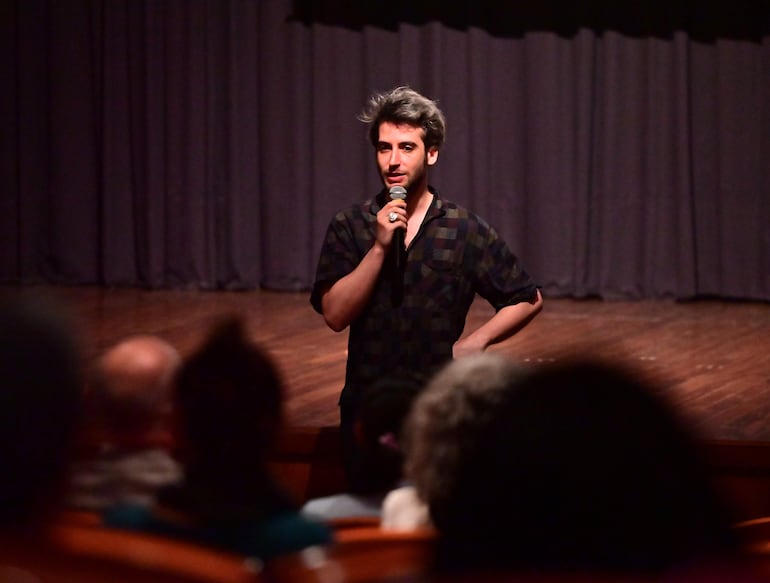 El cineasta francés Thomas Paulot durante la presentación de su documental "Municipale" en la Alianza Francesa.