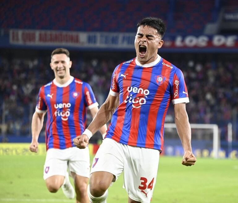 El paraguayo Miguel Benítez (d), jugador de Cerro Porteño, festeja un gol en el partido frente a Athletico Paranaense por la ida de los playoffs de octavos de final de la Copa Sudamericana 2024 en el estadio La Nueva Olla, en Asunción.