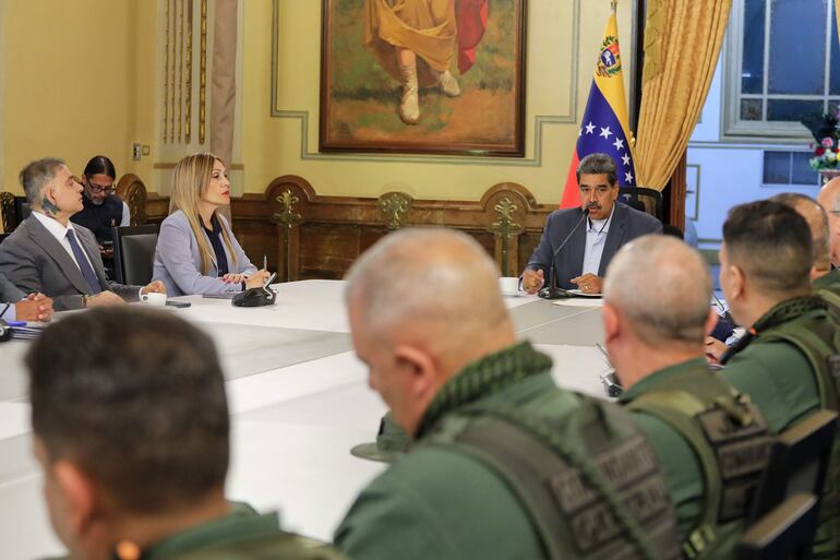 Fotografía cedida por Prensa Miraflores del presidente de Venezuela, Nicolás Maduro (d), durante una reunión con las altas autoridades de las instituciones del Estado en Caracas.