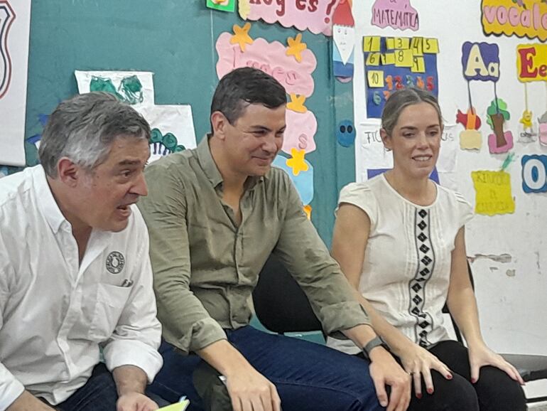 El presidente de la República Santiago Peña, acompañado de su esposa Leticia Ocampos y el ministro de Educación, Luis Benítez, durante la jornada de cuentacuentos.