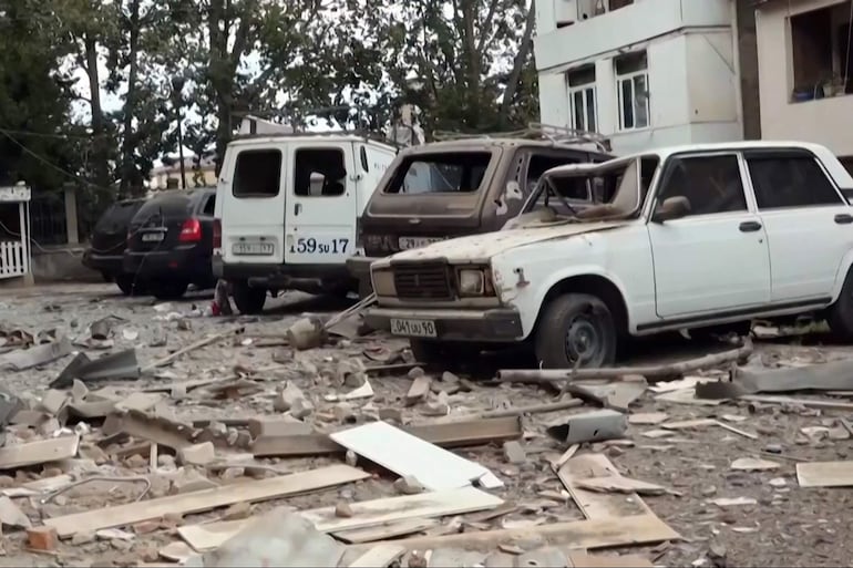 Vehículos dañados en la localidad de Stepanakert, en Nagorno Karabaj, luego de la ofensiva de Azerbaiyán.