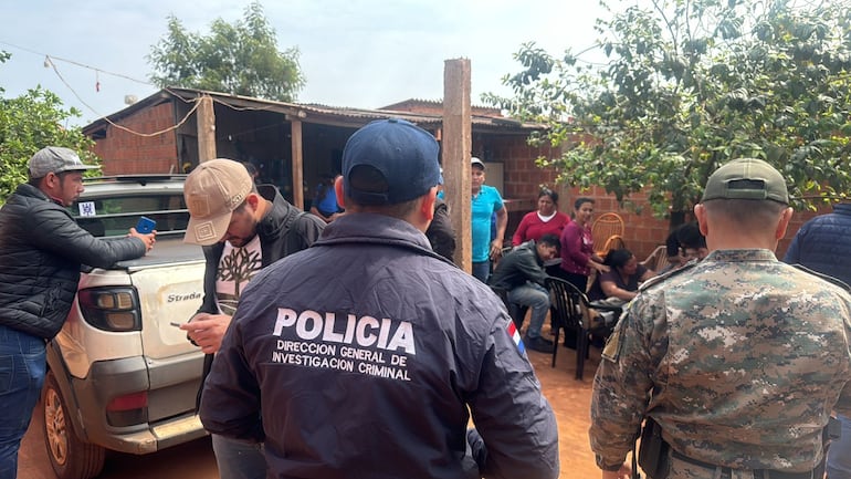 La Policía Nacional intervino tras conocerse el crimen que cegó la vida del obrero Daniel Espínola Sanabria ayer en Pedro Juan Caballero.