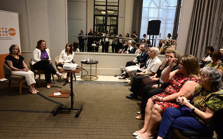 María Victoría Heikel, socióloga e investigadora junto con Cynthia Figueredo, ministra de la Mujer y Rocío Galiano Marés, representante nacional del UNFPA, con otras autoridades e invitados. 