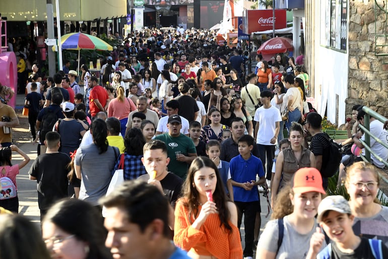 El clima de ayer fue propicio para que la gente se volcara a visitar la Expo 2024 en su último día.