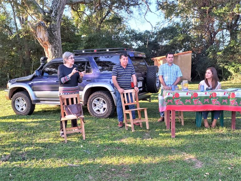 Los concejales municipales liberales Margarita Miró y Rubén Galeano, el edil colorado Ederson Centurión y la presidenta de la Junta Municipal, Rosa Ramos (ANR), mantuvieron una reunión con pobladores de Franco Isla.