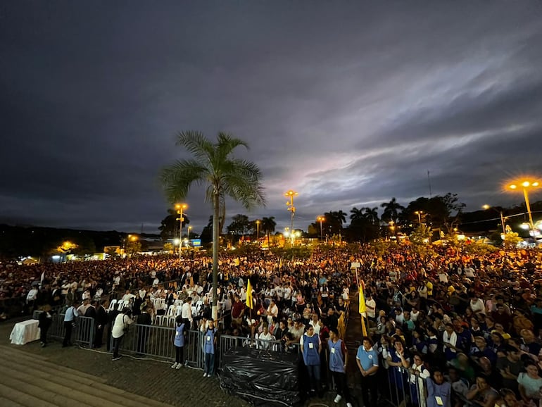 Fieles aguardan inició de la misa central en Caacupé.