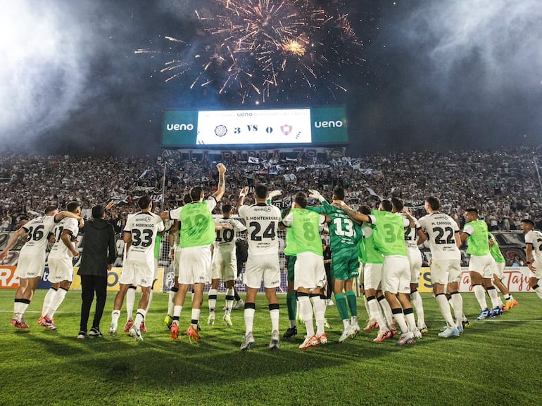 Los jugadores de Olimpia celebran con los hinchas la victoria 3-0 sobre Cerro Porteño por el torneo Clausura 2024 del fútbol paraguayo en el estadio Defensores del Chaco, en Asunción, Paraguay.