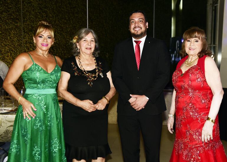 Gloria Cabello, Estella de Ramírez, Eduardo Escobar Said y Faviana Rivas.