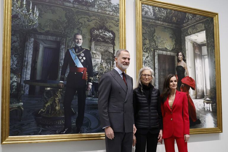 Los reyes Felipe y Letizia posan junto a la fotógrafa estadounidense Annie Leibovitz, autora de sus retratos.