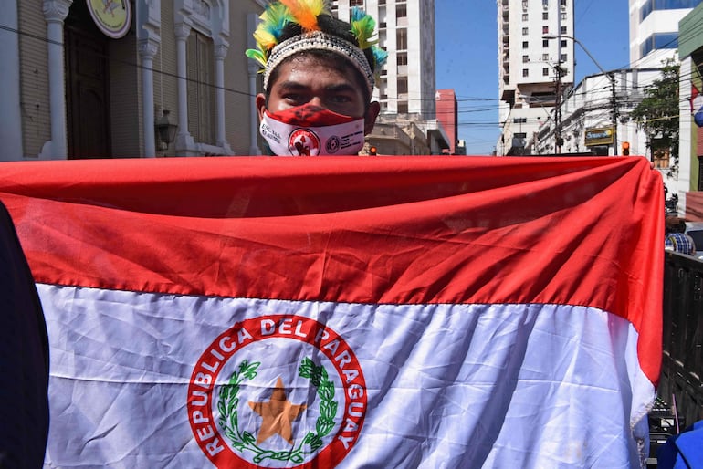 La orla roja de la discordia. Según las disposiciones actuales, debe ser blanca con la leyenda "República del Paraguay" en negro.