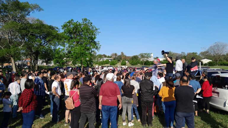 Ciudadanos en la movilización por el conflicto de 41 hectáreas que se pretenden utilizar para parque de la salud en Lambaré.