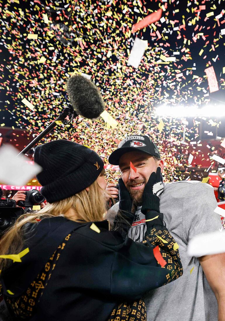 Taylor Swift celebra con Travis Kelce el triunfo de Kansas City Chiefs ante Buffalo Bills. (David Eulitt/Getty Images/AFP)
