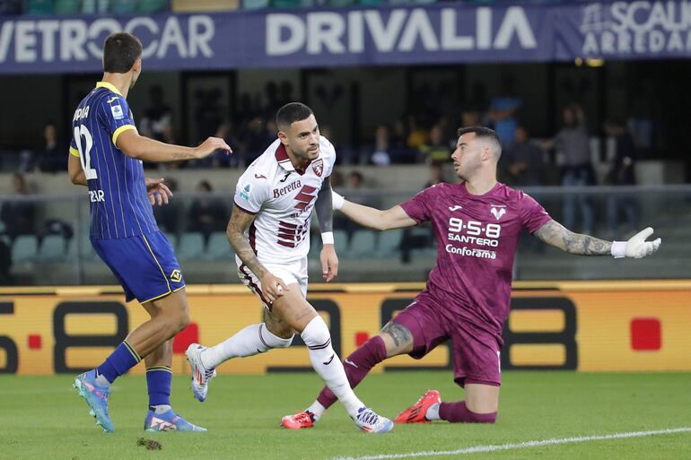 Verona (Italy), 20/09/2024.- Torino's Antonio Sanabria (C) celebrates after scoring the 0-1 goal during the Italian Serie A soccer match Hellas Verona vs Torino Fc at Marcantonio Bentegodi stadium in Verona, Italy, 20 September 2024. (Italia) EFE/EPA/Emanuele Pennnacchio
