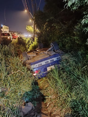 Así quedó este automóvil tras protagonizar una accidente de tránsito sobre la autopista Silvio Pettirossi.