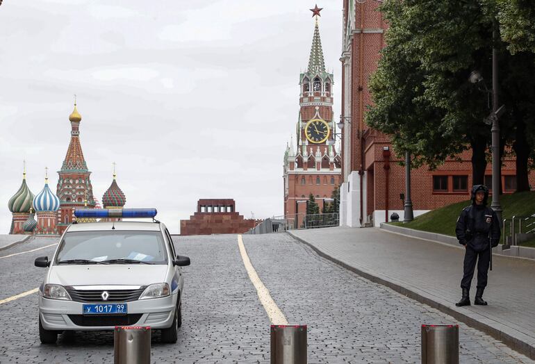 Policías rusos montan guardia frente al Kremlin de Moscú cerca de la bloqueada Plaza Roja, en Moscú.